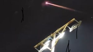 Vídeo: objeto luminoso é visto em Santo Amaro; especialista explica o que é e quais são as consequências