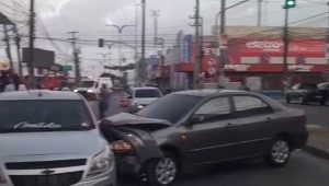 Acidente de trânsito deixa via intrafegável próximo à Feira do João Paulo