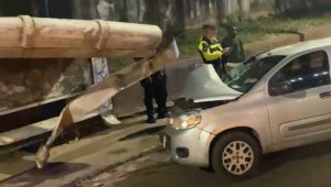 Ponto de ônibus e muro são atingidos por carros em dois acidentes na noite de domingo (8)