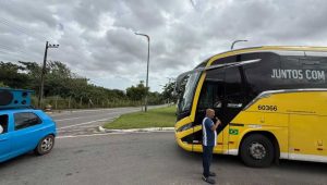 Vídeo: ônibus intermunicipal é impedido de circular durante greve dos rodoviários