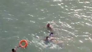 Mulher é resgatada, após cair no mar na ponte José Sarney