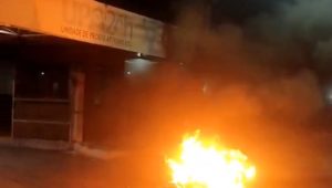Motocicleta pega fogo em frente à UPA da Cidade Operária