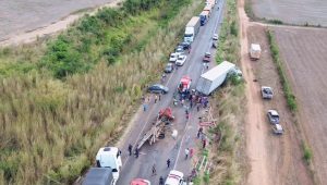 Vídeo: homem fica gravemente ferido após acidente envolvendo três caminhões em Grajaú