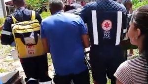 Mulher dá à luz em casa após ambulância do Samu não conseguir acesso a rua