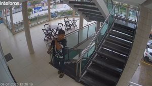 Assaltante na loja. Foto: reprodução/rede sociais 