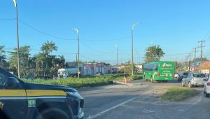 Poste cai e deixa trânsito engarrafado na região do Maracanã