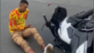 Vídeo: motocilista de aplicativo fica ferido após bater em carro na Alemanha