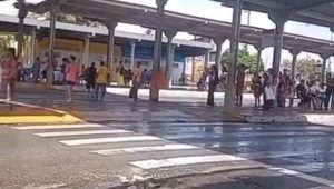 Vídeo: parte da cobertura do Terminal da Praia Grande desaba e assusta usuários