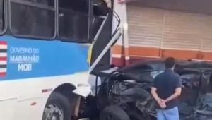 Vídeo: homem morre após ônibus bater e arrastar caminhonete no Jardim América