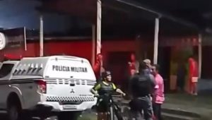 Homem surta e tenta agredir grupo de ciclistas no Filipinho