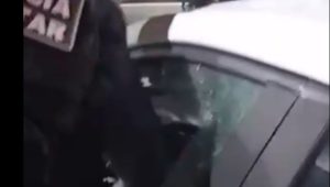 Policiais militares quebram vidro de carro para resgatar criança trancada no veículo