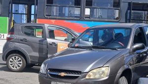 Vídeo: acidente entre carros e ônibus paralisa trânsito no centro de São Luís