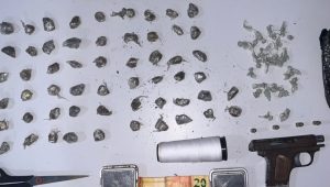 Polícia apreende drogas e arma de fogo em matagal no São Raimundo; suspeitos fugiram