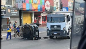 Acidente entre carro e carreta termina em capotamento na Cohab