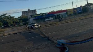 Carro bate e derruba poste no Araçagy; pista fica obstruída