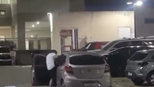 Vídeo: mulher é agredida a chutes por suposto companheiro em estacionamento de condomínio