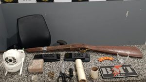 Trio suspeito de tráfico é preso em flagrante com drogas e câmera de monitoramento no MA