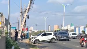 Poste fica pendurado por fiação após colisão de carro no Araçagy