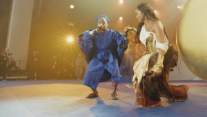 Célia Sampaio canta ao lado de Iza em show no The Town