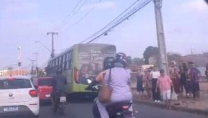 Ônibus fica no prego e deixa passageiros esperando na Estrada de Ribamar