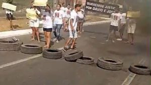 Familiares de crianças mortas em acidente realizam protesto na Avenida dos Africanos