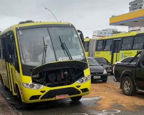 Bombeiros impedem que ônibus pegue fogo na Rua das Cajazeiras; chamas foram controladas
