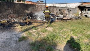 Fogo provocado em lixão causa grande nuvem de fumaça na Forquilha
