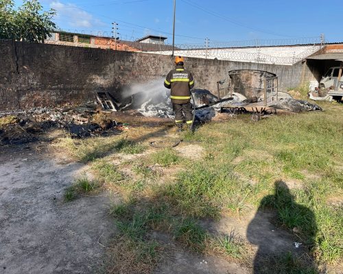 Fogo provocado em lixão causa grande nuvem de fumaça na Forquilha