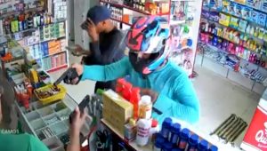 Vídeo: dupla armada assalta farmácia no bairro Liberdade