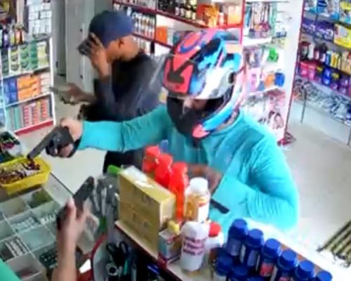 Vídeo: dupla armada assalta farmácia no bairro Liberdade