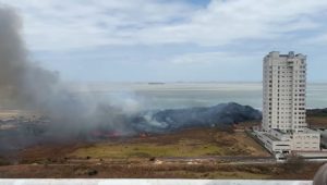 Vídeo: incêndio atinge vegetação da Avenida Litorânea e assusta moradores