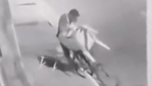 Levantou, dançou: homem furta cadeiras de plástico em rua de Imperatriz