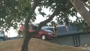 Carro colide contra proteção e fica pendurado no Viaduto do Café