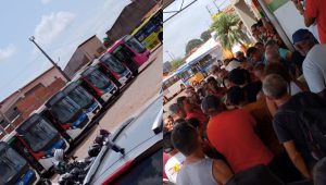 Mais de 200 trabalhadores do transporte protestam por atraso de salários em São Luís