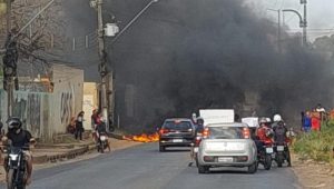 Manifestantes bloqueiam Estrada de Ribamar na região do Ubatuba; motivação seria remoção de assentamento