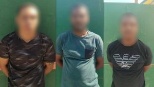 Suspeitos de assaltos e sequestros de colombianos são presos no Anil com arma escondida em carro