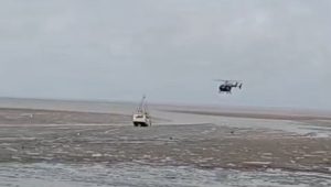 Embarcação encalha próximo ao Cais da Praia Grande