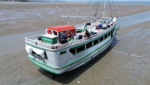 CTA resgata 14 pessoas de embarcações encalhadas próximo ao Cais da Praia Grande