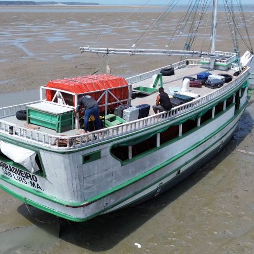 CTA resgata 14 pessoas de embarcações encalhadas próximo ao Cais da Praia Grande