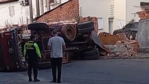 Caçamba perde controle, acerta carros e derruba muro no Vinhais