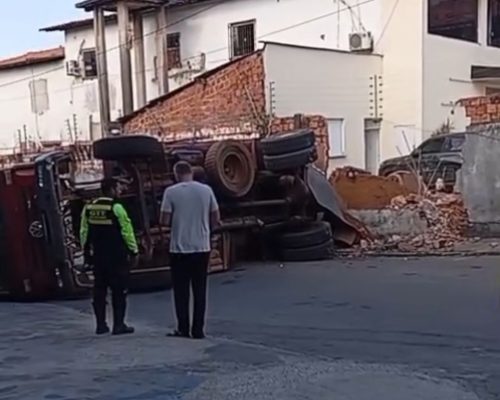 Caçamba perde controle, acerta carros e derruba muro no Vinhais