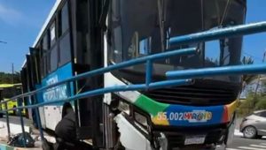 Vídeo: ônibus sobe em canteiro para evitar batida e deixa uma pessoa ferida e trânsito lento no Cohafuma