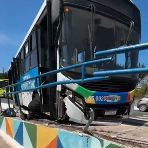 Vídeo: ônibus sobe em canteiro para evitar batida e deixa uma pessoa ferida e trânsito lento no Cohafuma