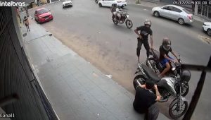 Vídeo: dupla armada rouba moto e celular de homem em avenida do Cohatrac, em São Luís