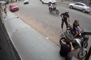 Vídeo: dupla armada rouba moto e celular de homem em avenida do Cohatrac, em São Luís