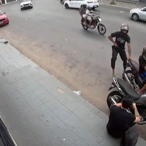 Vídeo: dupla armada rouba moto e celular de homem em avenida do Cohatrac, em São Luís