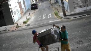Vídeo: casal é flagrado roubando ar-condicionado de estabelecimento na Cohab