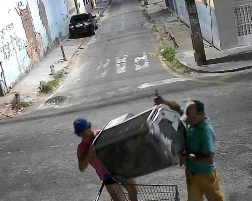 Vídeo: casal é flagrado roubando ar-condicionado de estabelecimento na Cohab