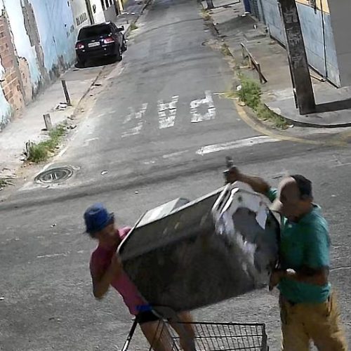 Vídeo: casal é flagrado roubando ar-condicionado de estabelecimento na Cohab