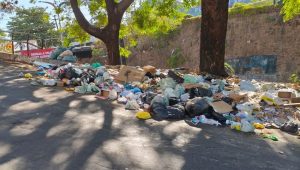 Moradores do bairro Monte Castelo denunciam abandono da coleta de lixo e acúmulo de resíduos